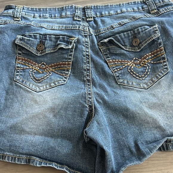 Plus size shorts - Picture 2 of 3